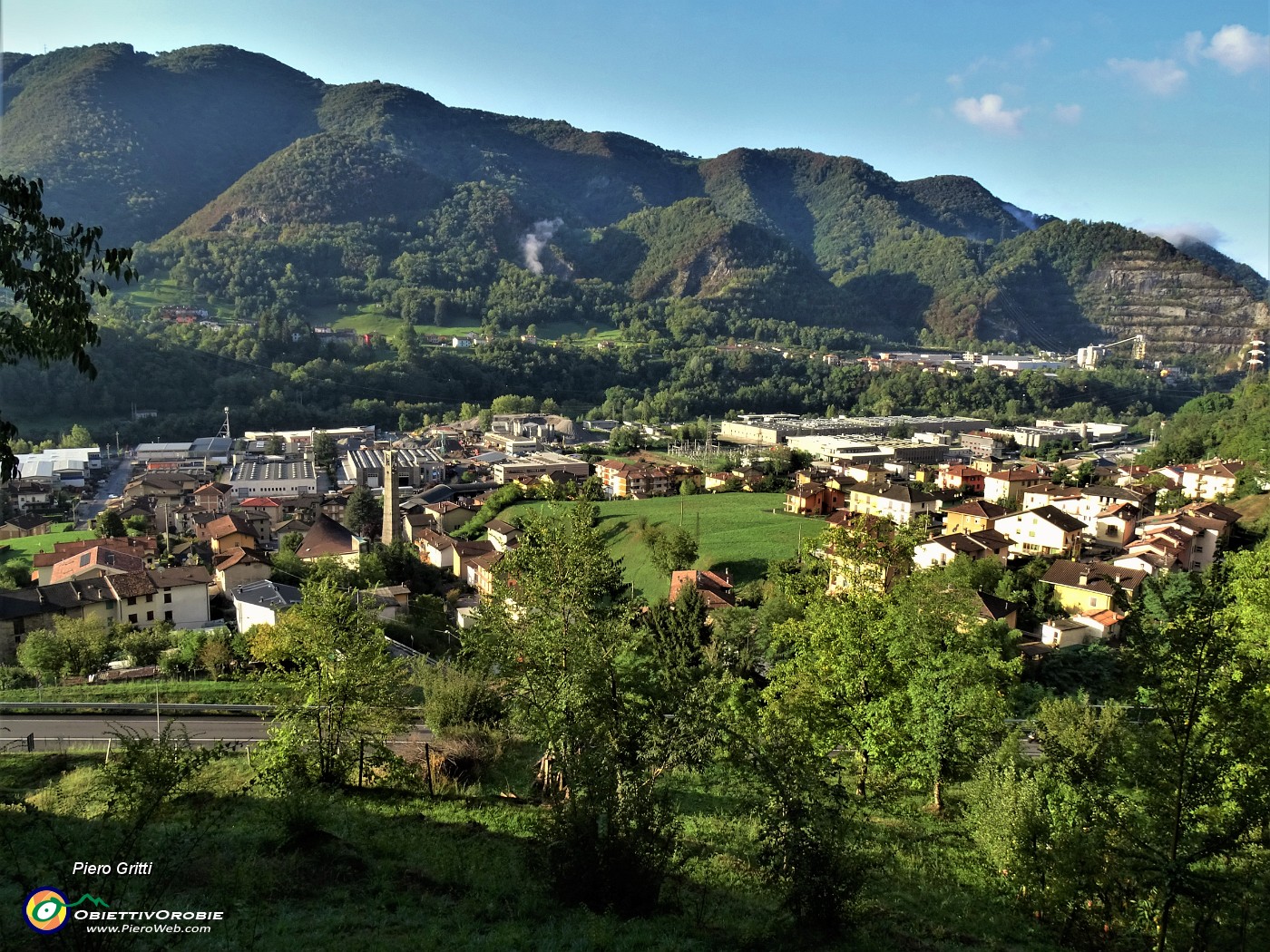 11 Vista su Zogno via Locatelli, S. Bernardino, Inzogno e verso la dorsale del Canto alto.JPG